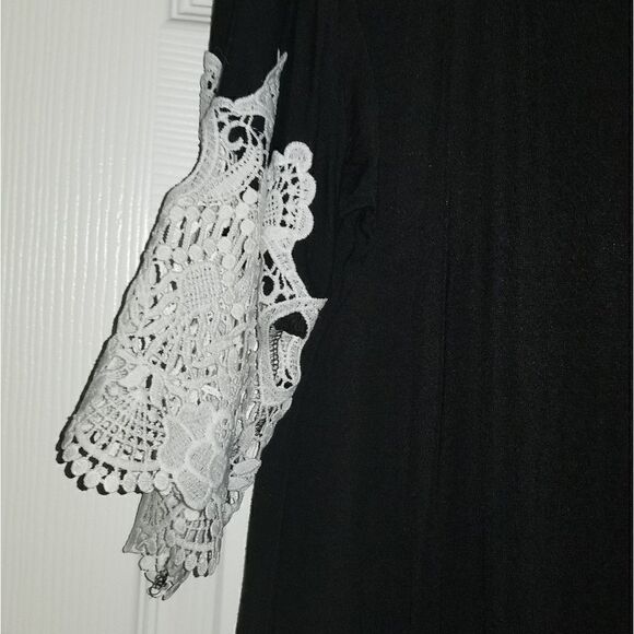 Losorn Zpy | Black & White Lace Dress - Picture 2 of 5